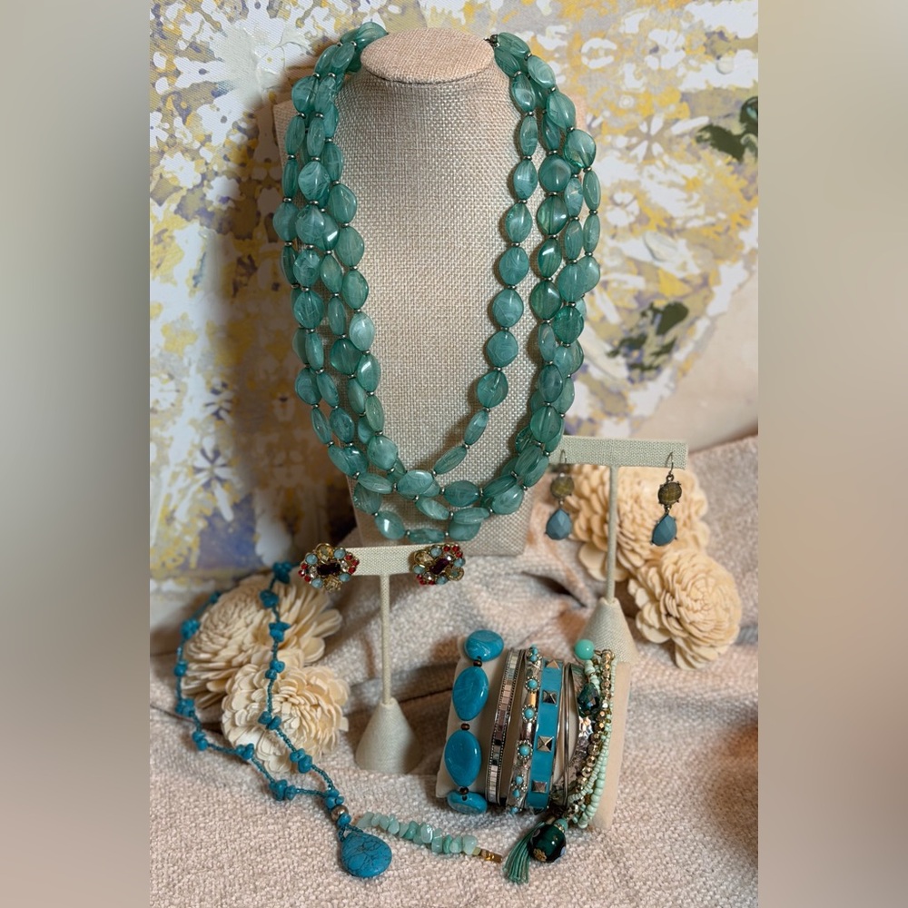 #675 “Lady in Blue” 11pc Jewelry Bundle -Necklaces Bracelets Earrings & Hairclip